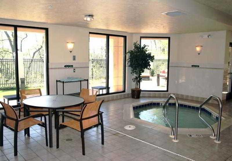 Courtyard By Marriott Τράβερς Σίτι Ανέσεις φωτογραφία